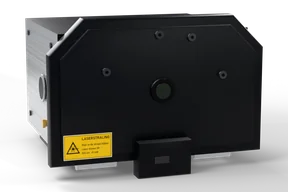 Front plate of the GPS launcher with chamfered top corners, a laser opening, screw heads, a lip with a small window and a yellow LASERSTRALING warning sticker