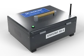 The charcoal spike unit case packed up, with a carry handle, an antenna, a green status LED, a blue SPIJKERUNIT label and a STOPSTRIP RD-5 sticker
